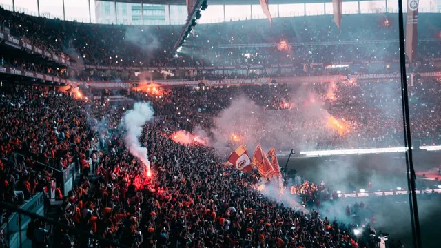 Comprendre la culture des tribunes, ses codes et son rôle dans l’ambiance.